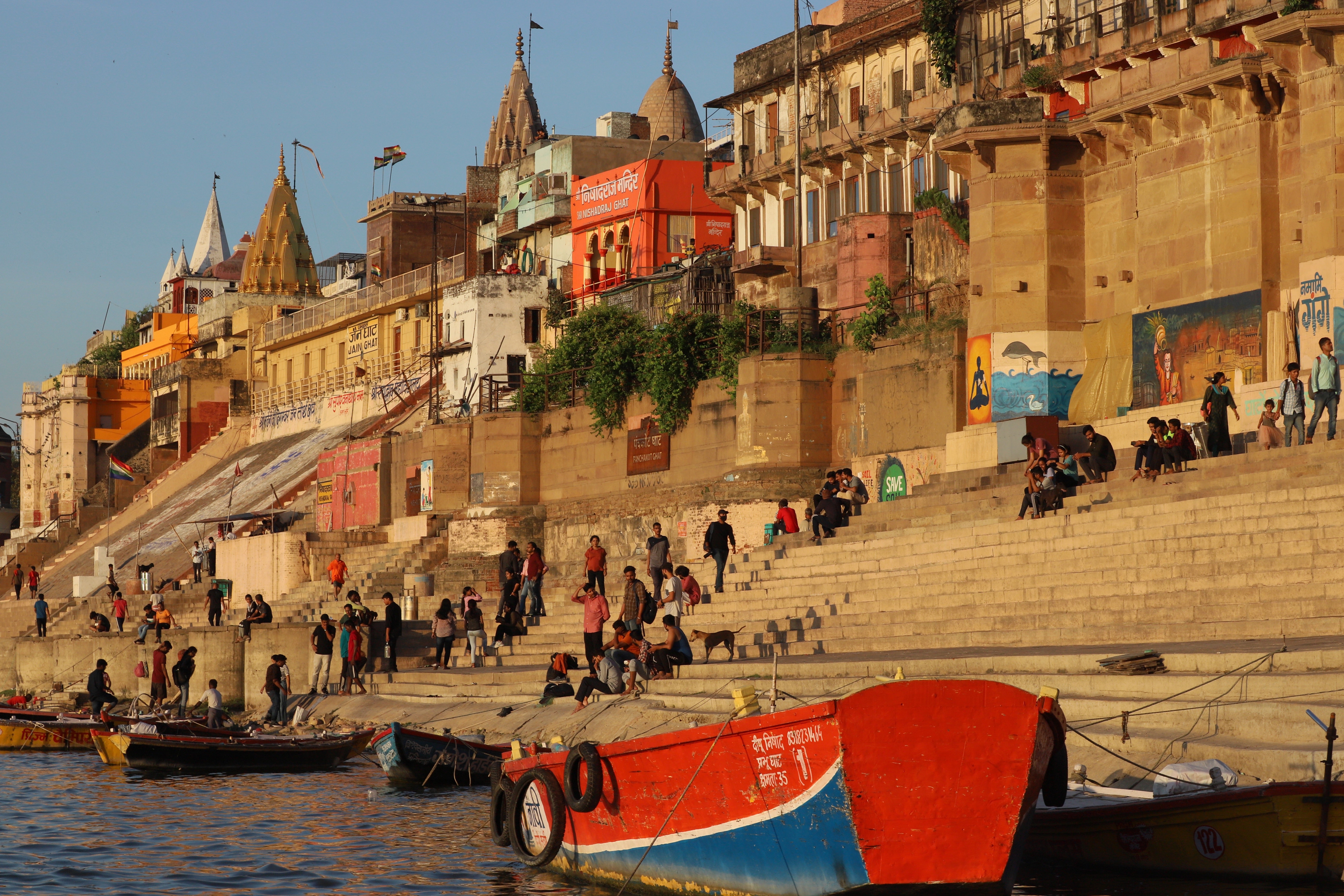 Con sus rayos dorados iluminando sus majestuosos palacios, templos y minaretes y miles de personas bañándose en el Ganges, el amanecer es un momento mágico en la ciudad cuyo nombre, Benarés, surge durante la época colonial británica. También es conocida como Varanasi.