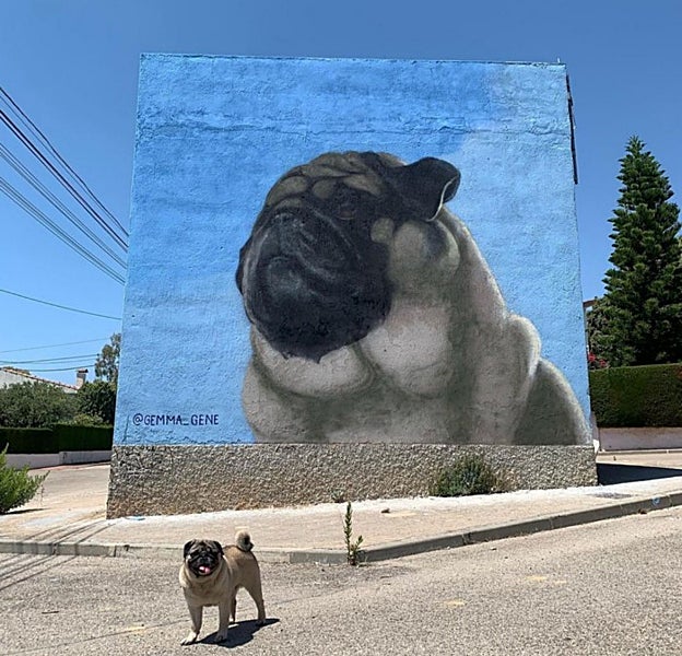 Mural de Gemma Gené en un calle de Calafell, en Tarragona