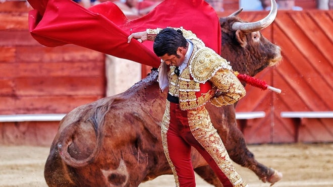 Emilio de Justo, en el cierre por manoletinas al toro de su reaparición