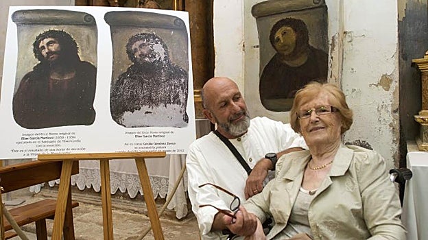 El libretista Andrew Flack (director de la ópera 'Behold the Man') posó con Cecilia Giménez en 2016