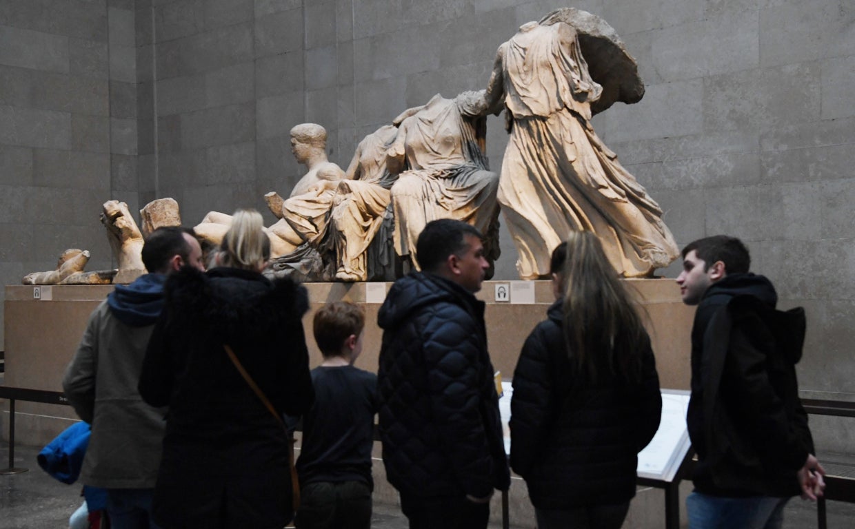 Visitantes contemplan algunos de los mármoles del Partenón, también conocidos como mármoles de Elgin, en una de las salas del British Museum de Londres