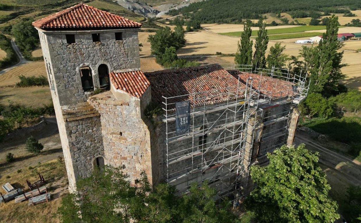 Fachada repleta de andamios de la iglesia de San Lorenzo Mártir en Fuenteodra (Burgos)