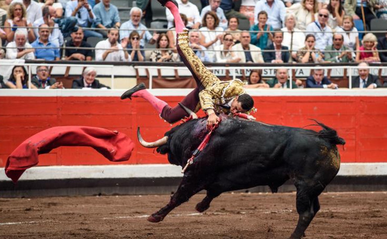 Paco Ureña se tiró a matar o morir al tercer toro