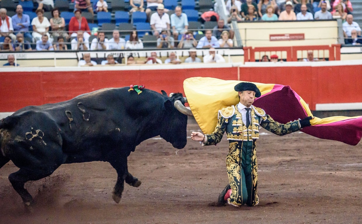 El diestro Manuel Escribano con el segundo de los de su lote