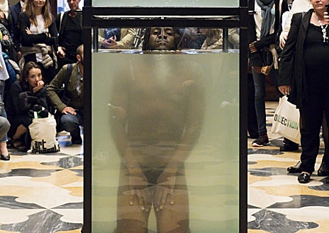 Imagen secundaria 1 - Arriba, detalle del 'Museo arqueológico de la revuelta', de Avelino Sala. Sobre estas líneas, intervención de Carlos Martiel y fotografía de Carmela García 