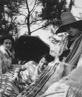 Imagen secundaria 2 - Arriba, detalle del 'Museo arqueológico de la revuelta', de Avelino Sala. Sobre estas líneas, intervención de Carlos Martiel y fotografía de Carmela García 