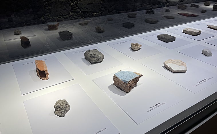 Imagen principal - Arriba, detalle del 'Museo arqueológico de la revuelta', de Avelino Sala. Sobre estas líneas, intervención de Carlos Martiel y fotografía de Carmela García 