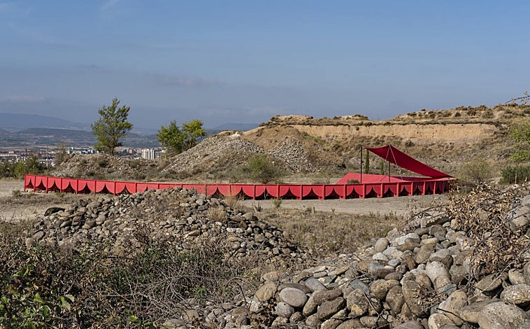 Imagen principal - Sobre estas líneas, 'De-Alienating. The Home', de Gonzalo Herrero y Pati Santos, e 'Intersección', de Germane Barnes, en la Gran Vía. Arriba, 'Medio Vacío. Luna Llena', de Piovenefabi, en Monte Cantabria