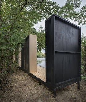 Imagen secundaria 2 - Arriba, 'Sombras', de Pawel Grobelny, dialoga con el Ayuntamiento de Moneo. Sobre estas líneas, 'Casa con cuatro palmeras', de Tudor Vlasceanu, e 'Hiber', de Rintala Eggertsson Architects, en la ribera del río Ebro