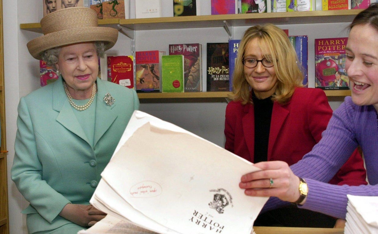 La Reina de Inglaterra, con la creadora de 'Harry Potter', JK Rowling, en 2001