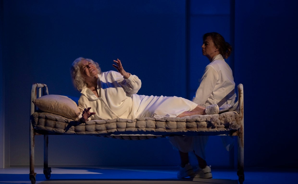 Lola Herrera y Lola Baldrich, en una escena de 'Adictos'