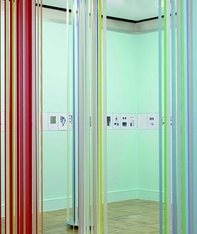 Imagen secundaria 2 - Arriba, Mitsuo en su estudio, concentrado. Sobre estas líneas, las dos instalaciones que incluye en el CA2M en sus versiones para el Centro de Arte de Alcobendas y la Casa de la Moneda, respectivamente