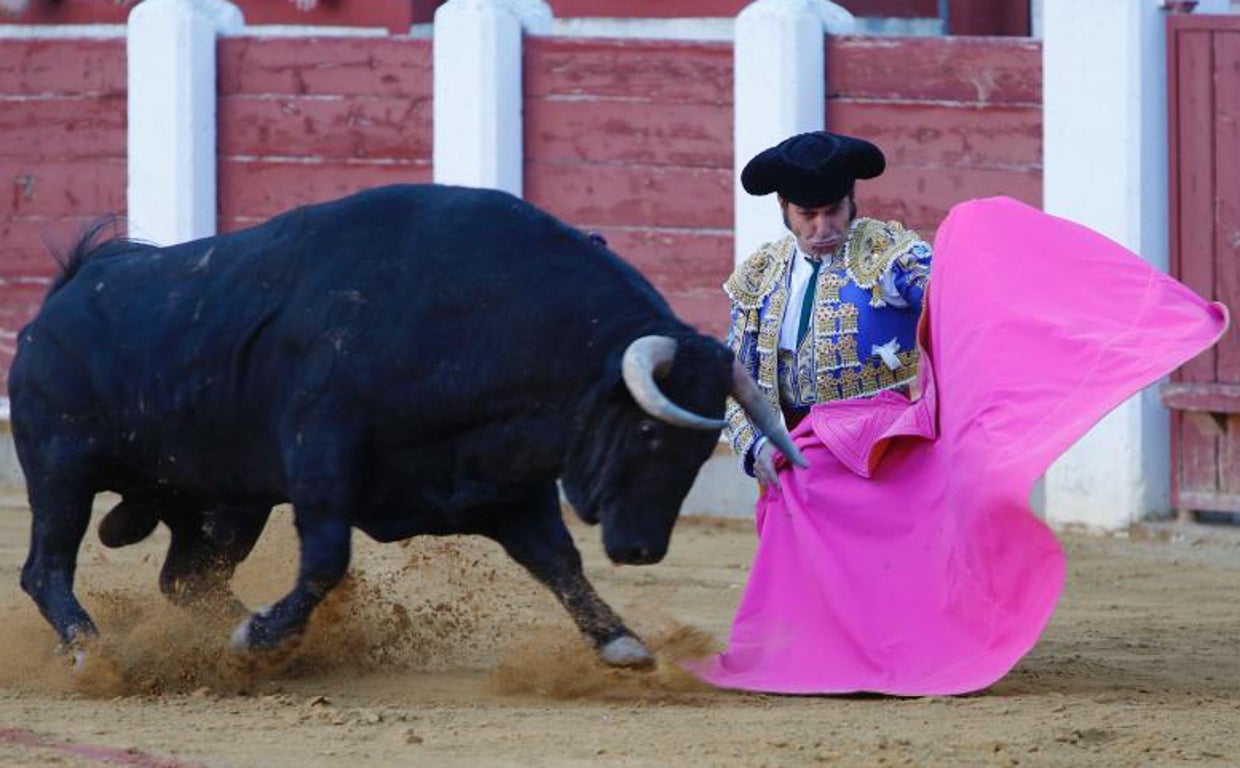 Morante de la Puebla, a la verónica rodilla en tierra en el saludo al cuarto