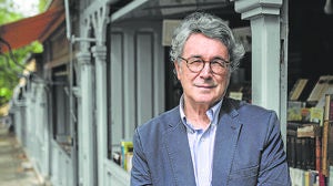 Andrés Trapiello en la madrileña Cuesta de Moyano