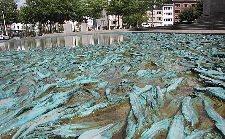 Imagen principal - Arriba, ante la gran escalinata que da acceso al museo, se halla la 'Fuente profunda', de Cristina Iglesias, creada en 2006. Es una de las célebres ficciones vegetales de la escultora española. Abajo, detalles de dos de las joyas de la pinacoteca: 'Virgen con el Niño y ángeles', de Fouquet, y 'Santa Bárbara', un dibujo de Jan van Eyck 