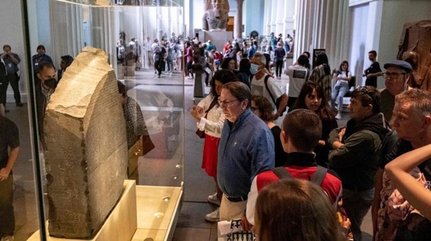 Visitantes observan la piedra Rosetta en el Museo Británico