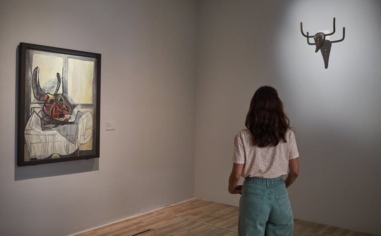 Imagen principal - Arriba, una joven admira las dos obras que Picasso hizo en homenaje a Julio González, apenas una semana después de su muerte, en 1942. Ambas tienen el mismo título: 'Cabeza de toro'. Abajo, de izquierda a derecha, 'Mujer con sillón rojo' frente a 'Cabeza de mujer (ambas realizadas en Boisgeloup) y 'El hombre del cordero'