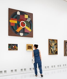 Imagen secundaria 2 - Cuatro patios originales del edificio histórico se han convertido en diez galerías para exhibir arte moderno. James Ensor, de quien el museo atesora la mayor colección del mundo, figura como bisagra entre las colecciones antiguas y modernas. Arriba y abajo, a la izquierda y a la izquierda, tres de las nuevas salas para el arte moderno