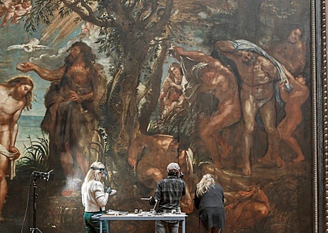 Imagen secundaria 1 - Tres de los espacios históricos del museo, que han recuperado todo su esplendor tras las obras de renovación llevadas a cabo por el estudio KAAN Architecten de Róterdam. Arriba, una de las salas donde cuelga arte antiguo. Abajo, a la derecha y a la izquierda, dos obras maestras de Rubens  