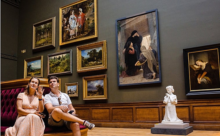 Imagen principal - Tres de los espacios históricos del museo, que han recuperado todo su esplendor tras las obras de renovación llevadas a cabo por el estudio KAAN Architecten de Róterdam. Arriba, una de las salas donde cuelga arte antiguo. Abajo, a la derecha y a la izquierda, dos obras maestras de Rubens  