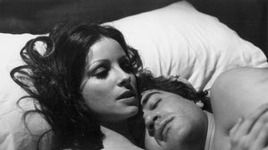 Los actores Patxi Andión y Amparo Muñoz en la película "La otra alcoba" del director Eloy de la Iglesia