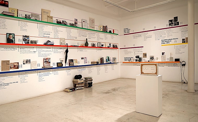 Imagen principal - Arriba, explicación de las obras de Mar&Varvara en Alalimón y esculturas en cemento de Alejandro Monje en 3Punts. Arriba, Línea del tiempo diseñada por Muntadas en Joan Prats