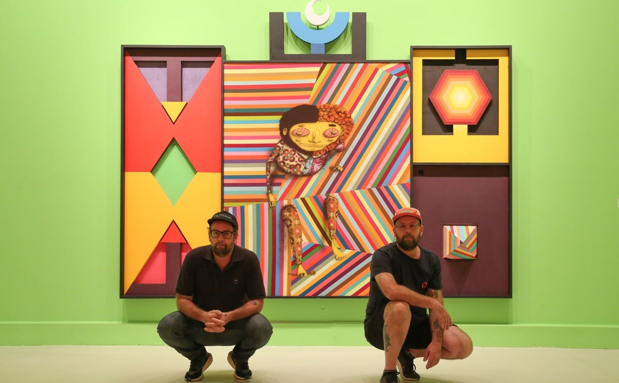 OsGemeos, ante una de sus producciones en el CACMálaga