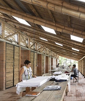 Imagen secundaria 2 - Sobre estas líneas, Comedores ALS en Barrio Nuevo Horizonte, y Taller de Confección Amairis