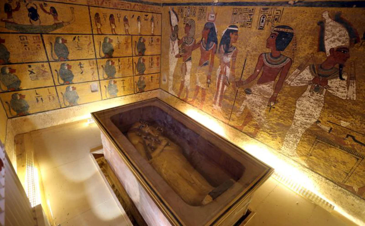 Jeroglíficos ocultos resucitan la idea de que Tutankamón fue enterrado junto a Nefertiti