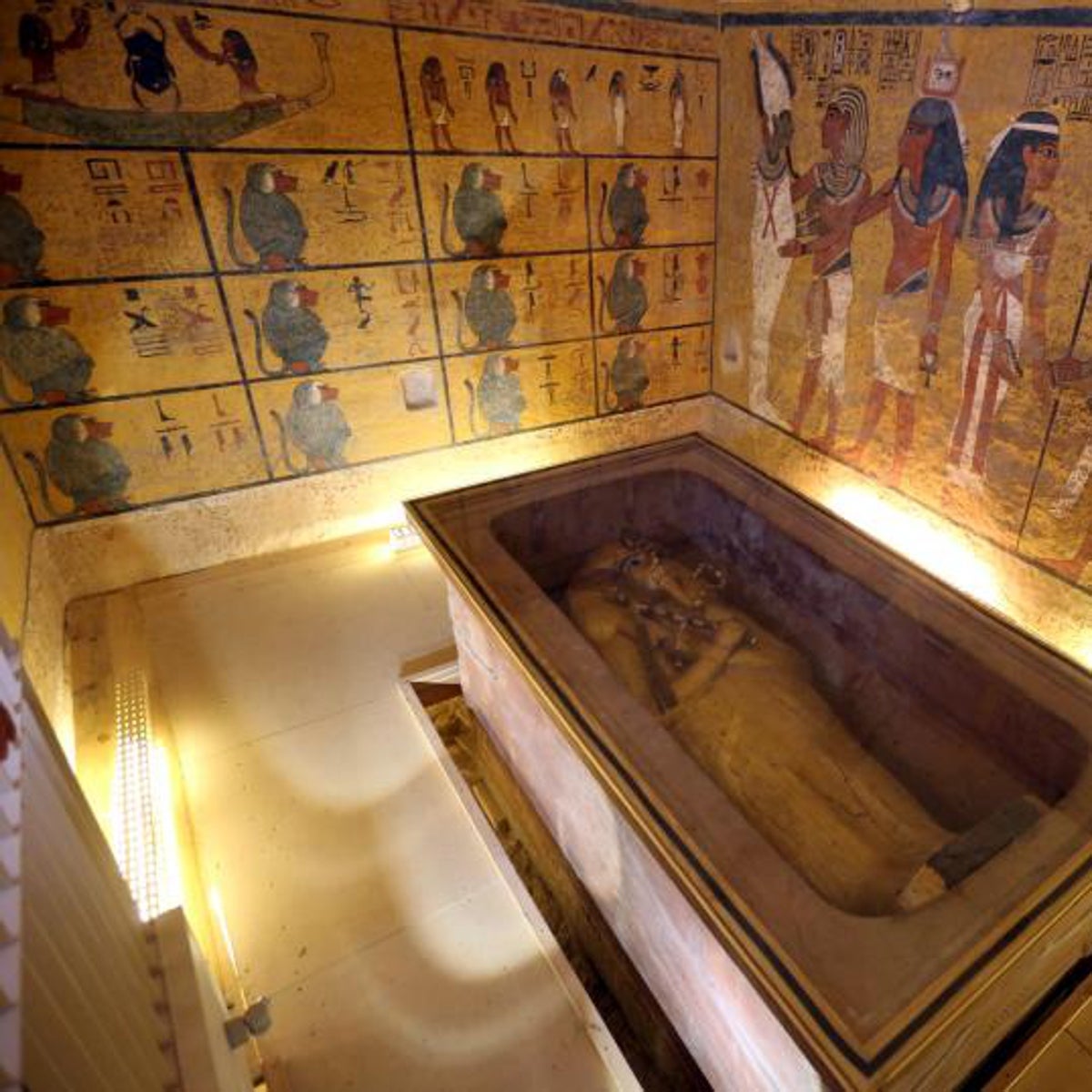 Jeroglíficos ocultos resucitan la idea de que Tutankamón fue enterrado junto a Nefertiti