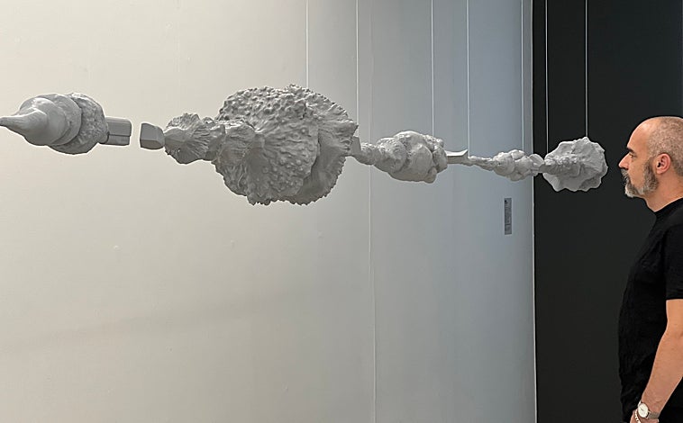 Imagen principal - Sobre estas líneas, dos personas observan una obra de Javier Bravo de Rueda en Jorge López, y 'El pliegue y el límite', de Vicente Gómez, en Alba Carrera. Arriba, un hombre repara en una de las piezas de Diego del Pozo en House of Chappaz