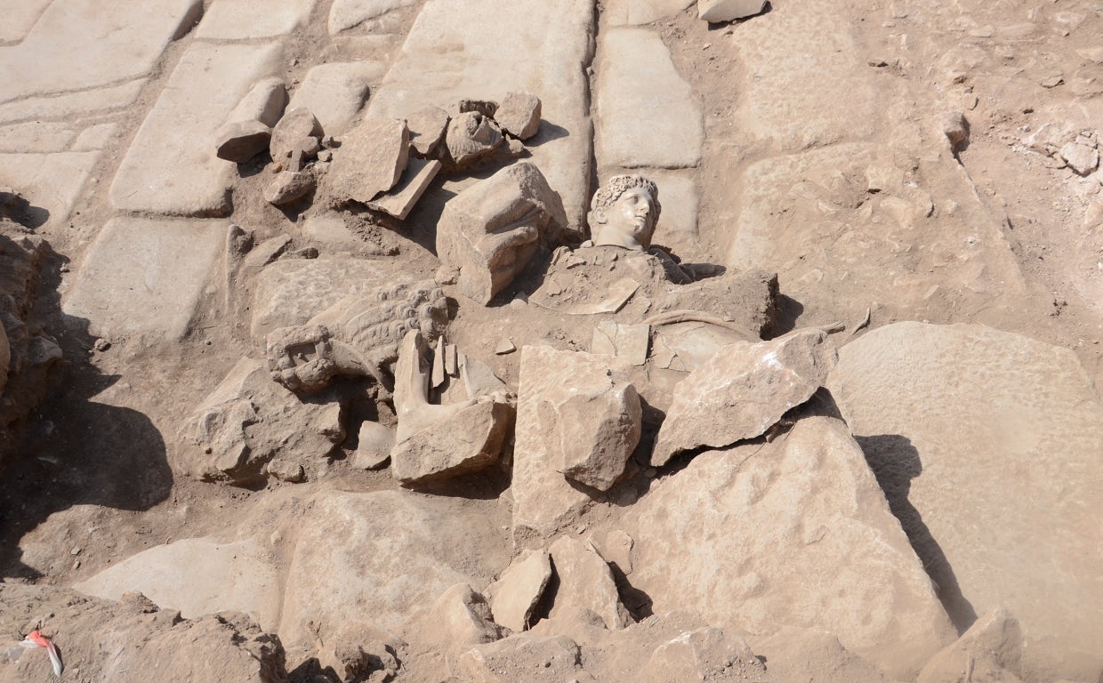 Junto a la estatua se han encontrado los restos de lo que parece una fuente