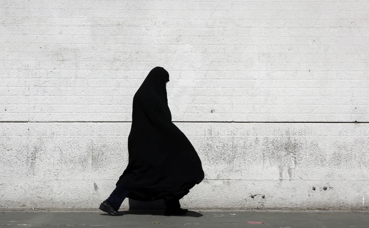 Una mujer iraní con velo camina por Teherán, el pasado viernes