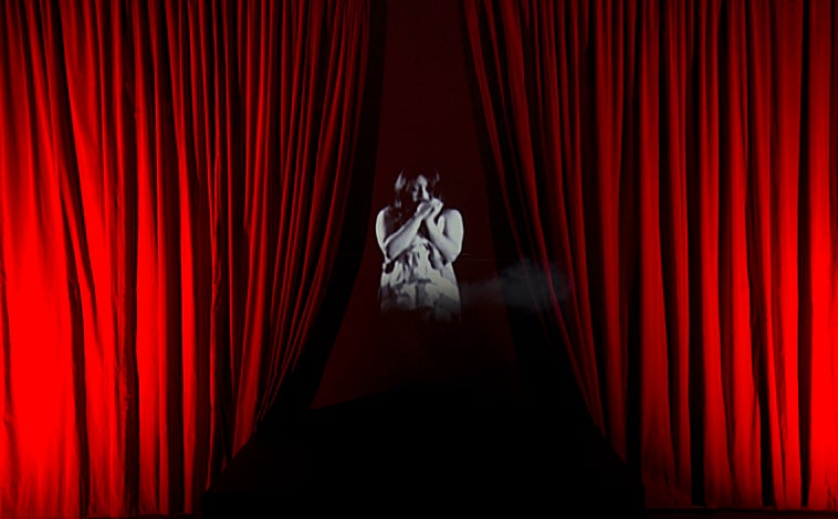 Imagen principal - Arriba, momento de la video-instalación del MACBA 'Lincoln, Lonnie and Me'. Sobre estas líneas, fotografía de la serie 'Ain't Jokin' y 'Fundido lentoa negro (Josephine Baker)'