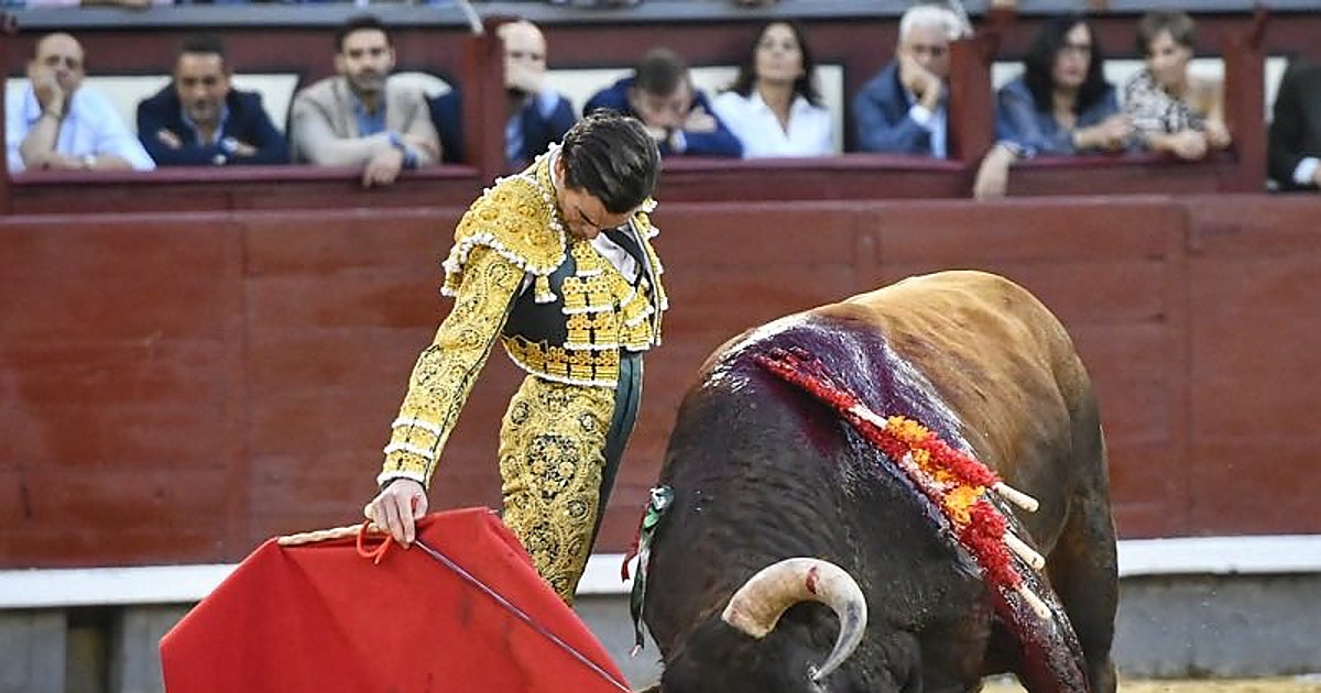 Juan Ortega, al ralentí con el quinto toro del Pilar