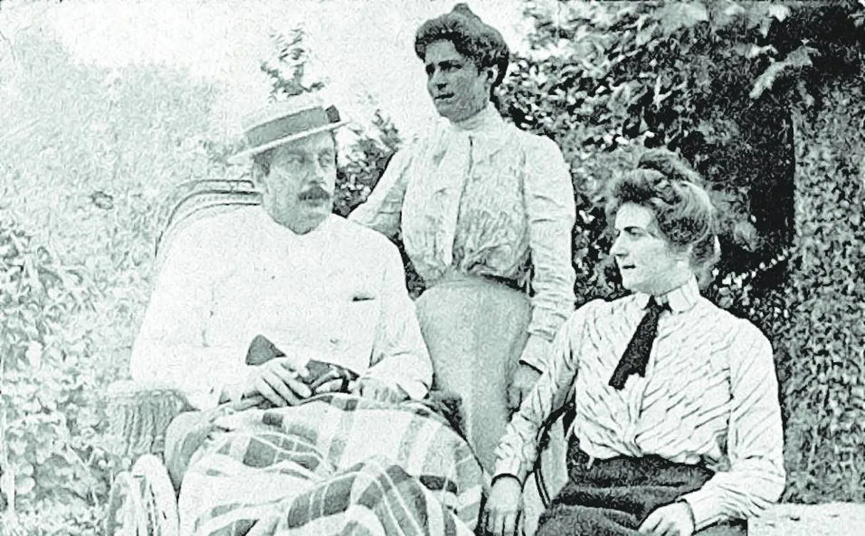 Puccini junto a su mujer, Elvira, y su hijastra, Fosca