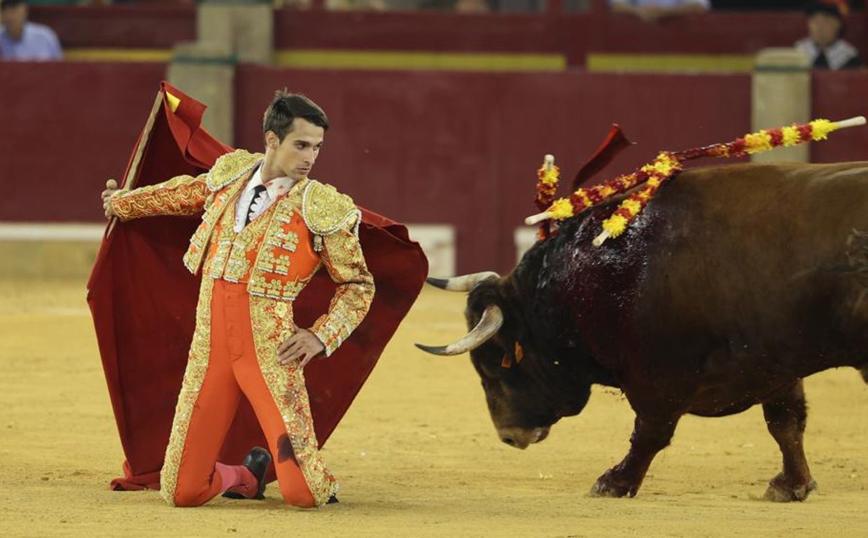 Javier Poley, de rodillas en el sexto