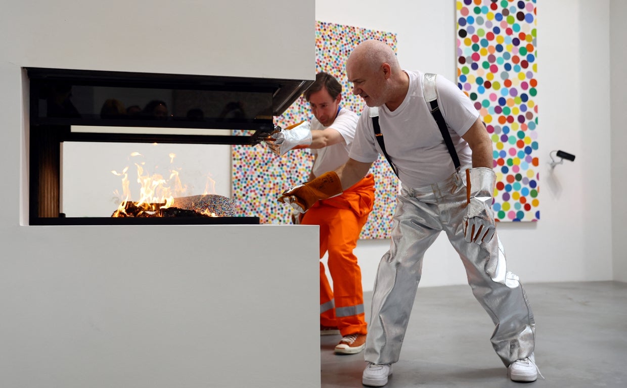 Damien Hirst, quemando una de sus obras en su galería de Londres