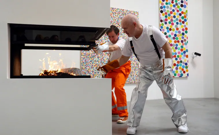 Damien Hirst comienza a quemar miles de sus obras, valoradas en 11,4 millones de euros