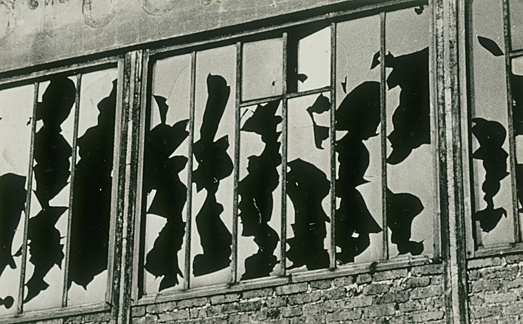 Imagen principal - Arriba, 'Las grietas', obra de Brassai. Sobre estas líneas, 'Casa de Marco Olconi', de Sommer, y 'Coney Island. Nueva York', de Hofer.