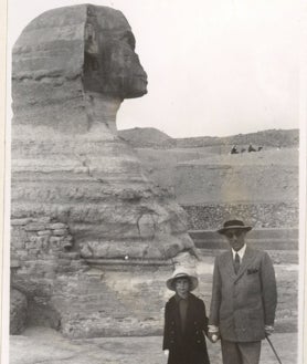 Imagen secundaria 2 - Los duques de Alba y amigos en las pirámides en 1921 (arriba), recorte de periódico y el duque de Alba con su hija Cayetana en Egipto en 1932 .
