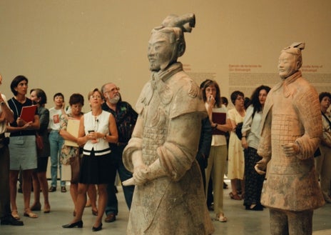 Imagen secundaria 1 - Arriba, proceso del montaje de las obras monumentales de Richard Serra en el museo. Sobre estas líneas, el público contempla obras de uno de los 'blockbuster' del centro, la muestra dedicada a China. A la derecha, Jeff Koons, padre del Puppy, icono del Guggenheim