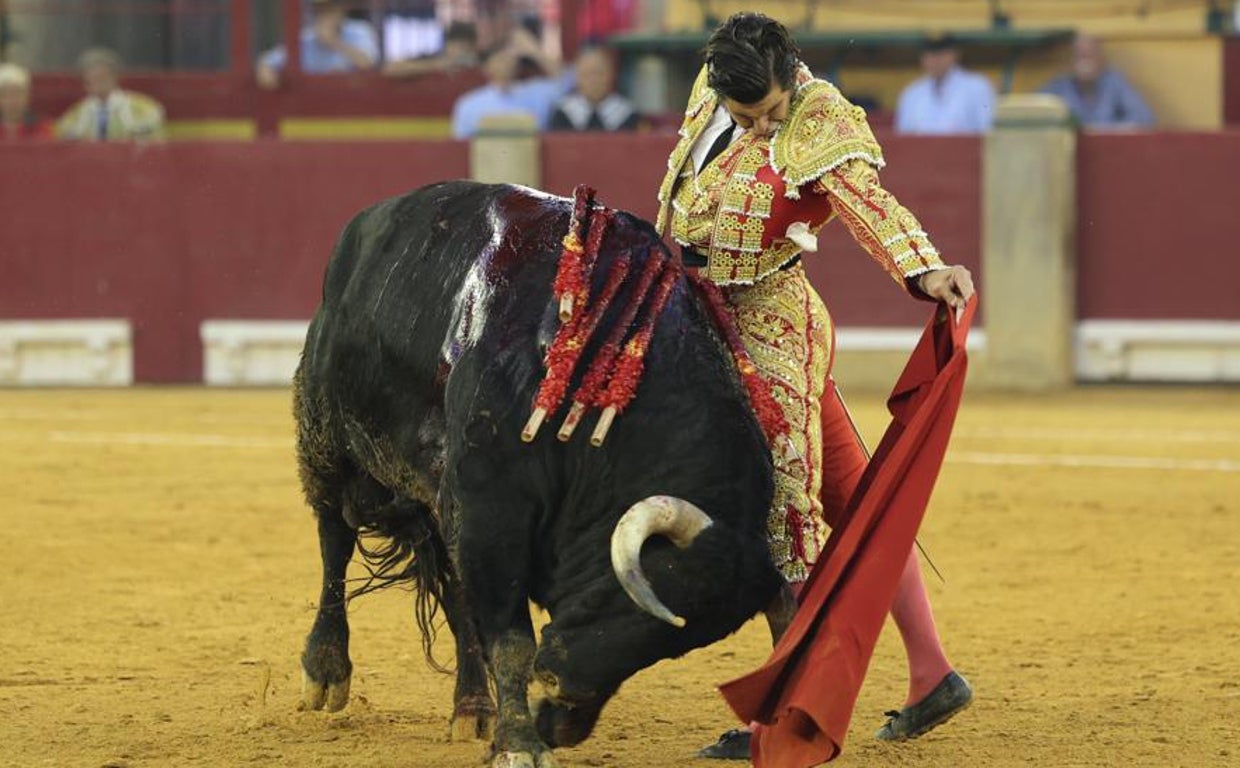 Morante de la Puebla se enrosca al toro en un natural