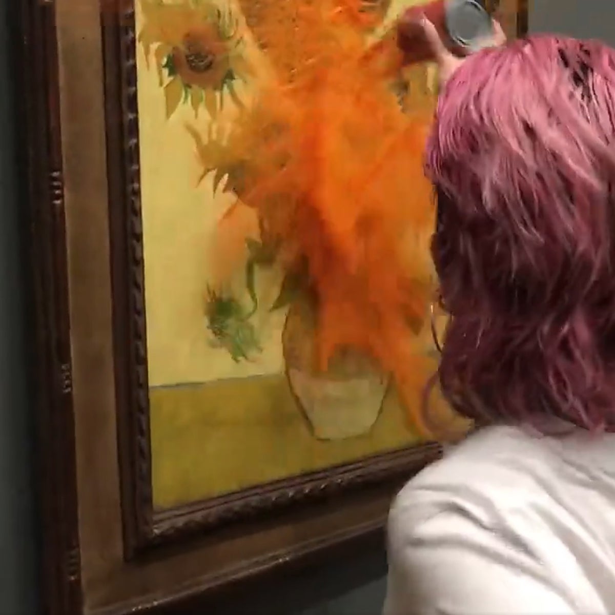 Militantes ecologistas arrojan sopa sobre 'Los girasoles', de Van Gogh