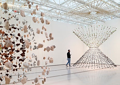 Imagen secundaria 1 - En las imágenes, algunas de las grandes instalaciones del mexicano para las salas del centro santanderino