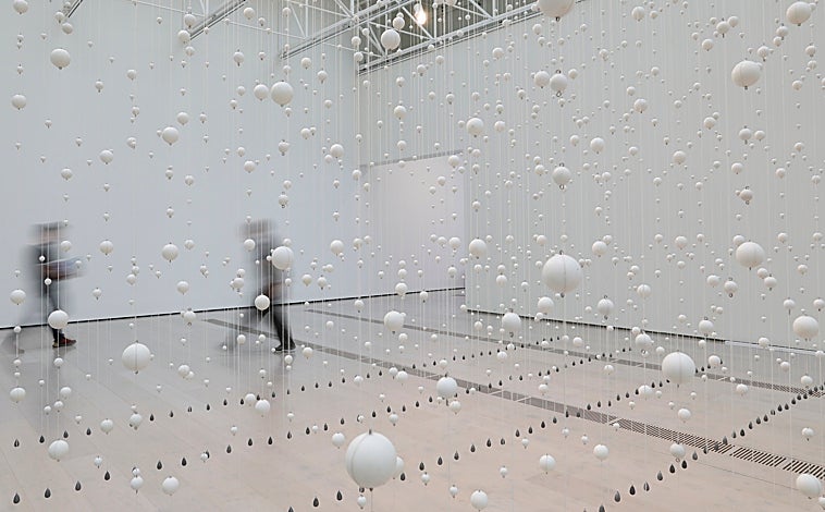 Imagen principal - En las imágenes, algunas de las grandes instalaciones del mexicano para las salas del centro santanderino