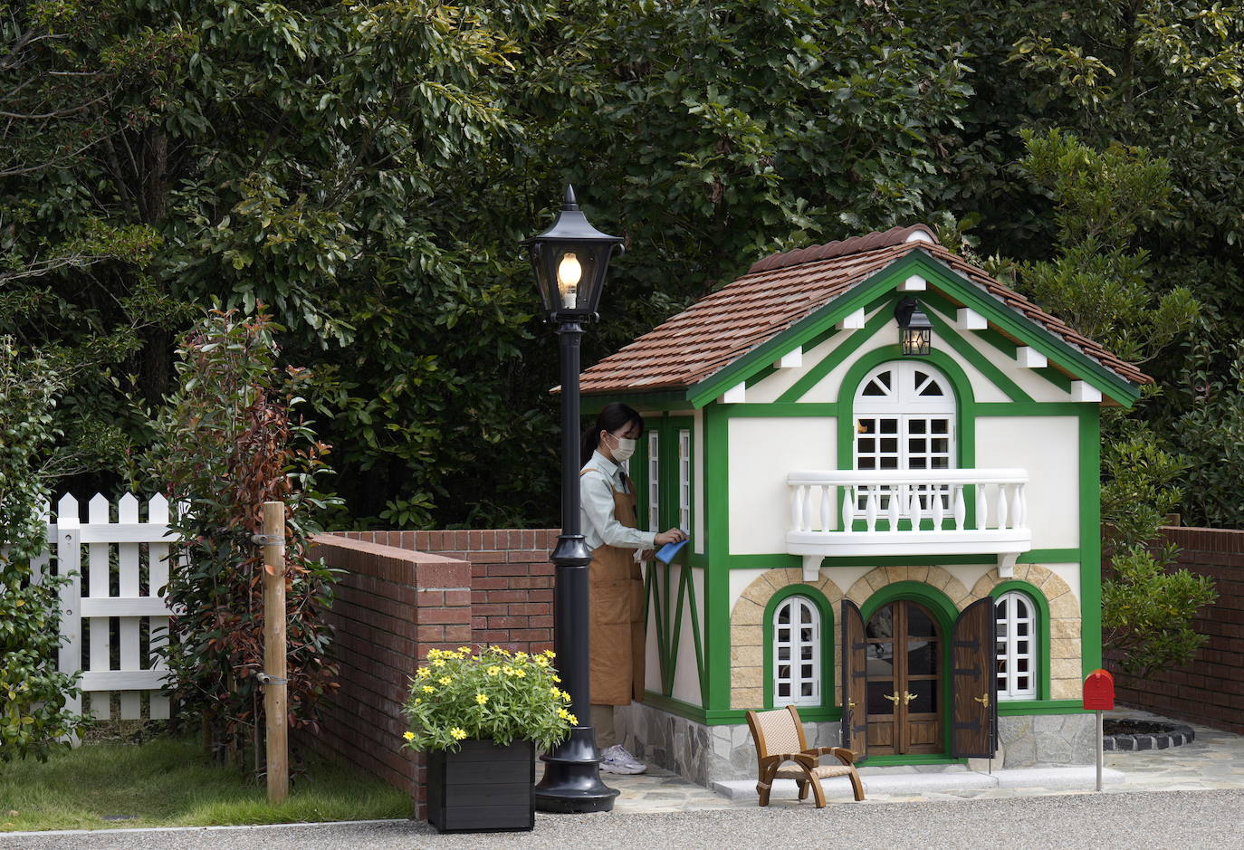 Además del 'Gran Almacén Ghibli' han abierto dos zonas más, 'Colina de la juventud', con elementos de películas como "El castillo en el cielo", "El regreso de los gatos" o "El increíble castillo vagabundo" y reproducciones a gran escala de sus edificios más emblemáticos de estos metrajes, y el 'Bosque de Dondoko' invitará a los visitantes a la bucólica campiña de "Mi vecino Totoro", con senderos para pasear y parques infantiles. En la imagen, recreación de la casa de 'El regreso de los gatos'