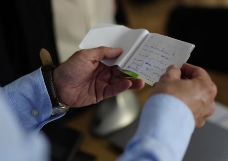 Imagen secundaria 1 - En las imágenes, diferentes momentos de la jornada de Mayorga como director de La Abadia. Sobre estas líneas, un detalle de sus cuadernos de notas