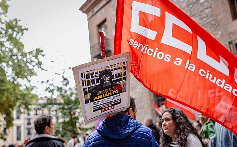 Imagen principal - Concentración en Plaza del Rey para exigir la retirada del amianto del Ministerio de Cultura 