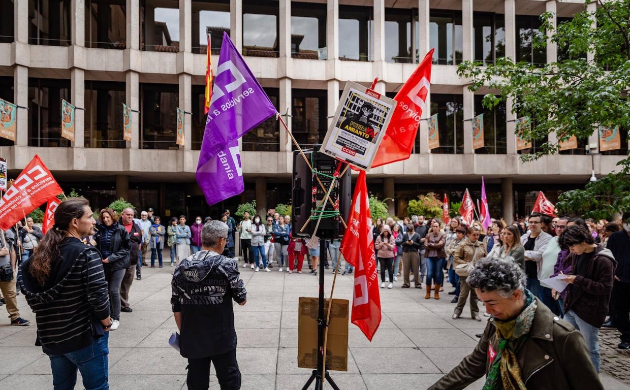 «¡Amianto fuera ya!»: los trabajadores de Cultura claman contra la inacción de Iceta